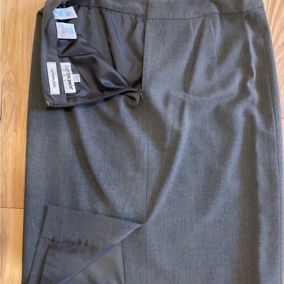 Jones & Co. Charcoal Gray Pencil Skirt Suit, Size 6 - Picture 11 of 13